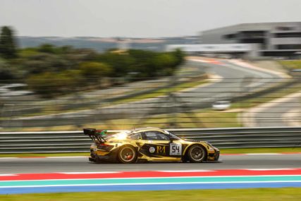 Kyalami9H 2020 - P7 - Dinamic Motorpsort #54 - Earl Bamber, Laurens Vanthoor, Kevin Estre | © Jürgen Tap