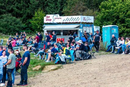 NLS 7 2021 ... Fans an der Nordschleife | © Chris Frays