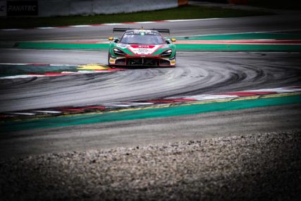 P13 overall Race - JOTA McLaren #38 - Barnicoat/Wilkinson/Bell | © SRO